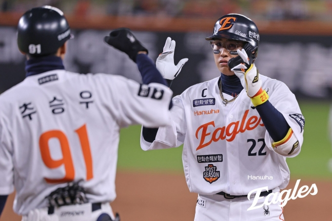 Chae Eun-sung (right). /Photo = Courtesy of Hanwha Eagles