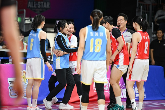 在4日举行的2025~2026 WKBL全明星赛上，新韩银行队主教练崔允儿(左二)正在向陈安展示"踢腿表演"。 =照片=WKBL提供。 
