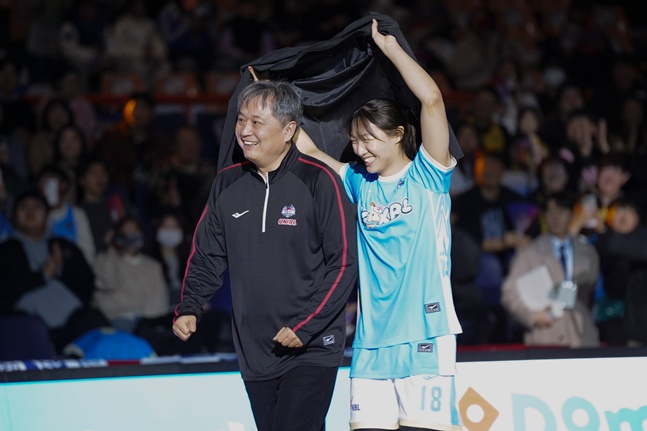 图为韩亚银行导演李尚范（左）和郑艺林正在再现电影《古典音乐》中的一个场面。 =照片=WKBL提供。 