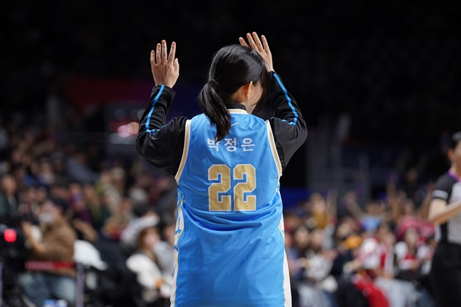 图为BNK队主教练朴正恩正在庆祝。 =照片=WKBL提供。 