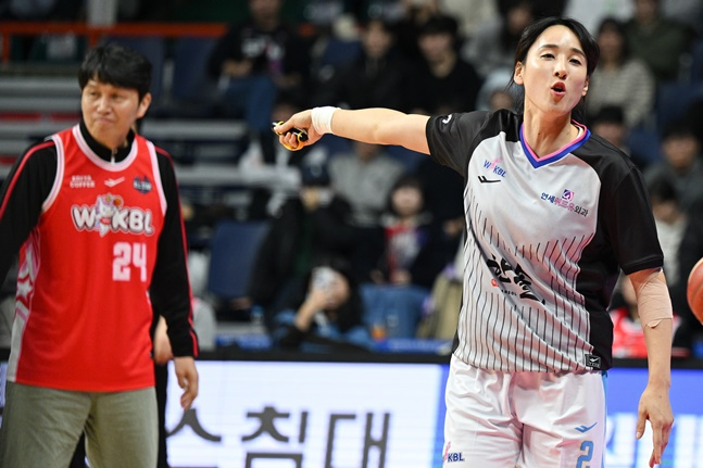 变身为裁判的金丹菲（右）指责魏成宇教练犯规。  =照片=WKBL提供。 