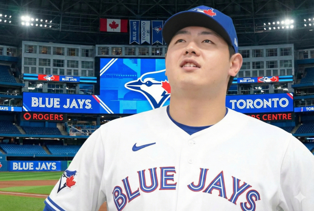 岡本がトロントのユニフォームを着ている合成写真。 /写真=グーグルジェミナイ生成イメージ(読売ジャイアンツ公式SNS画像活用)