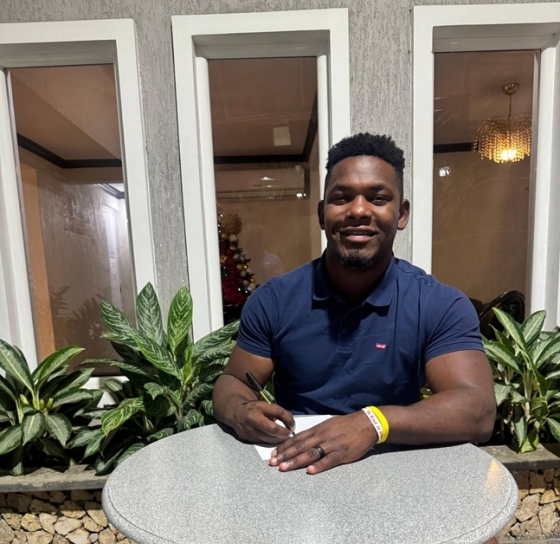 Jonathan Ferraza signing the contract. /Photo = Hanwha Eagles