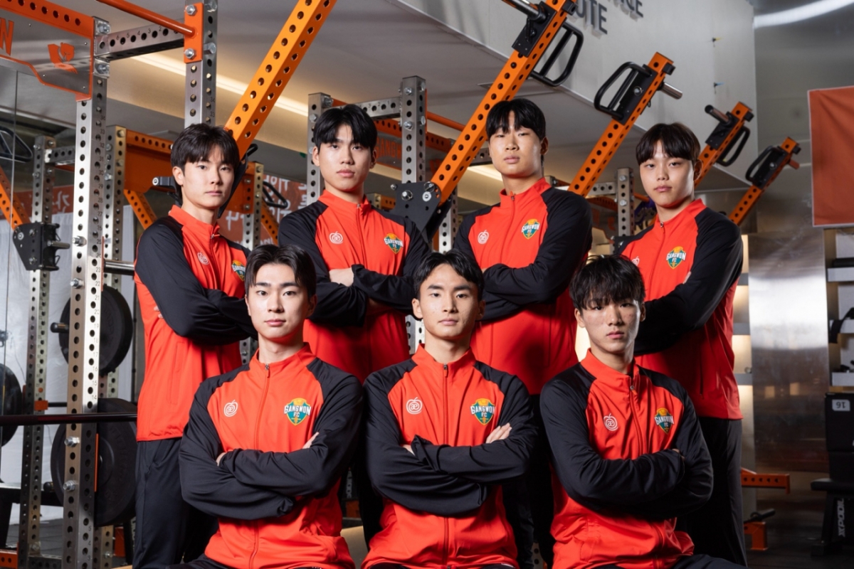 江原FC新人赵元宇、李贞贤、吕俊烨、李孝彬、崔志南、金鱼镇、李龙在(左上角到顺时针方向)正在摆姿势。 =照片=江原FC提供。