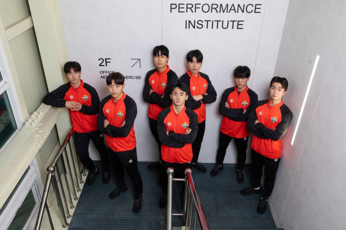 图为赵元宇、李孝彬、吕俊烨、金御真、李贞贤、崔志南、李勇在（左起）正摆出造型，供记者们拍照。