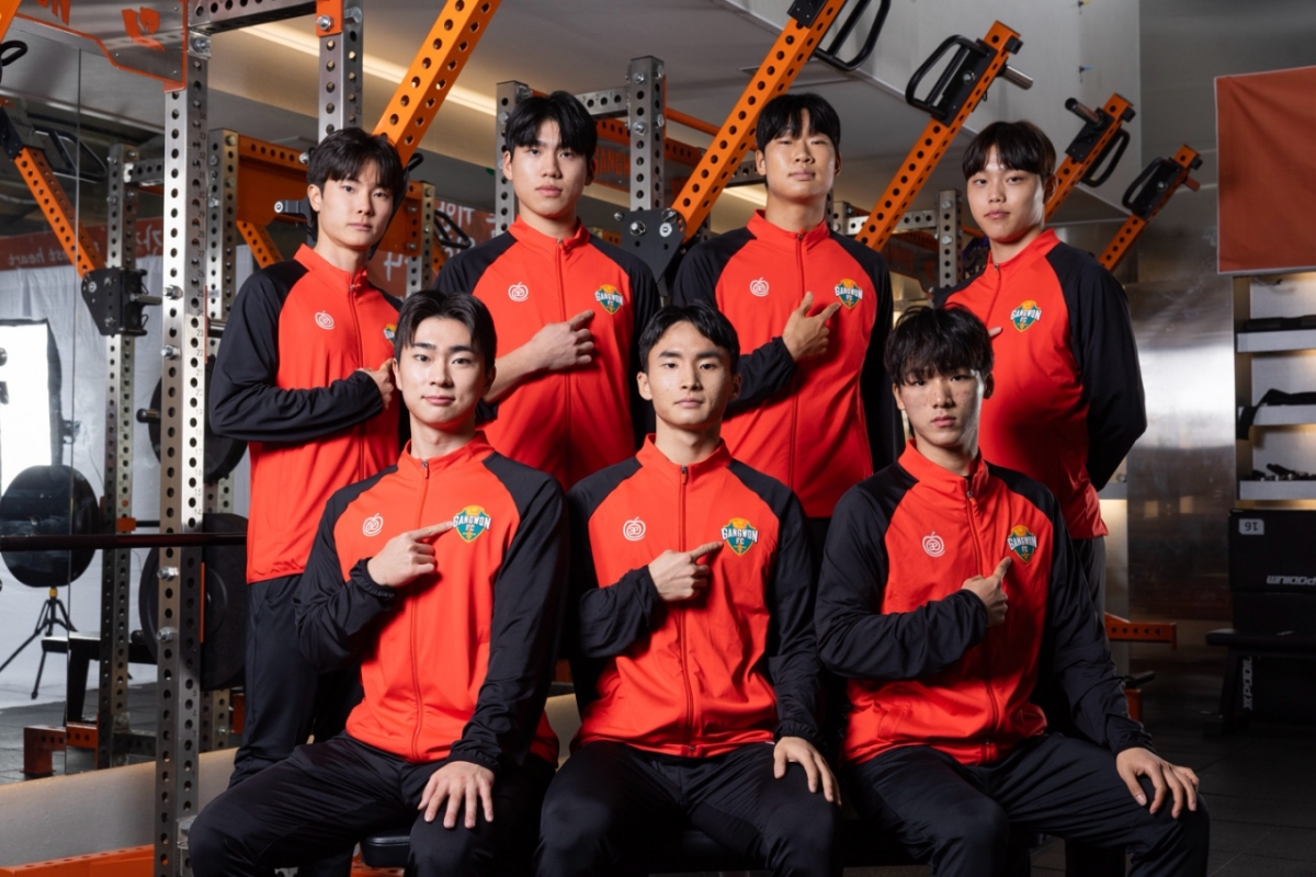 江原FC新人赵元宇、李贞贤、吕俊烨、李孝彬、崔志南、金鱼镇、李龙在(左上角到顺时针方向)正在摆姿势。 =照片=江原FC提供。