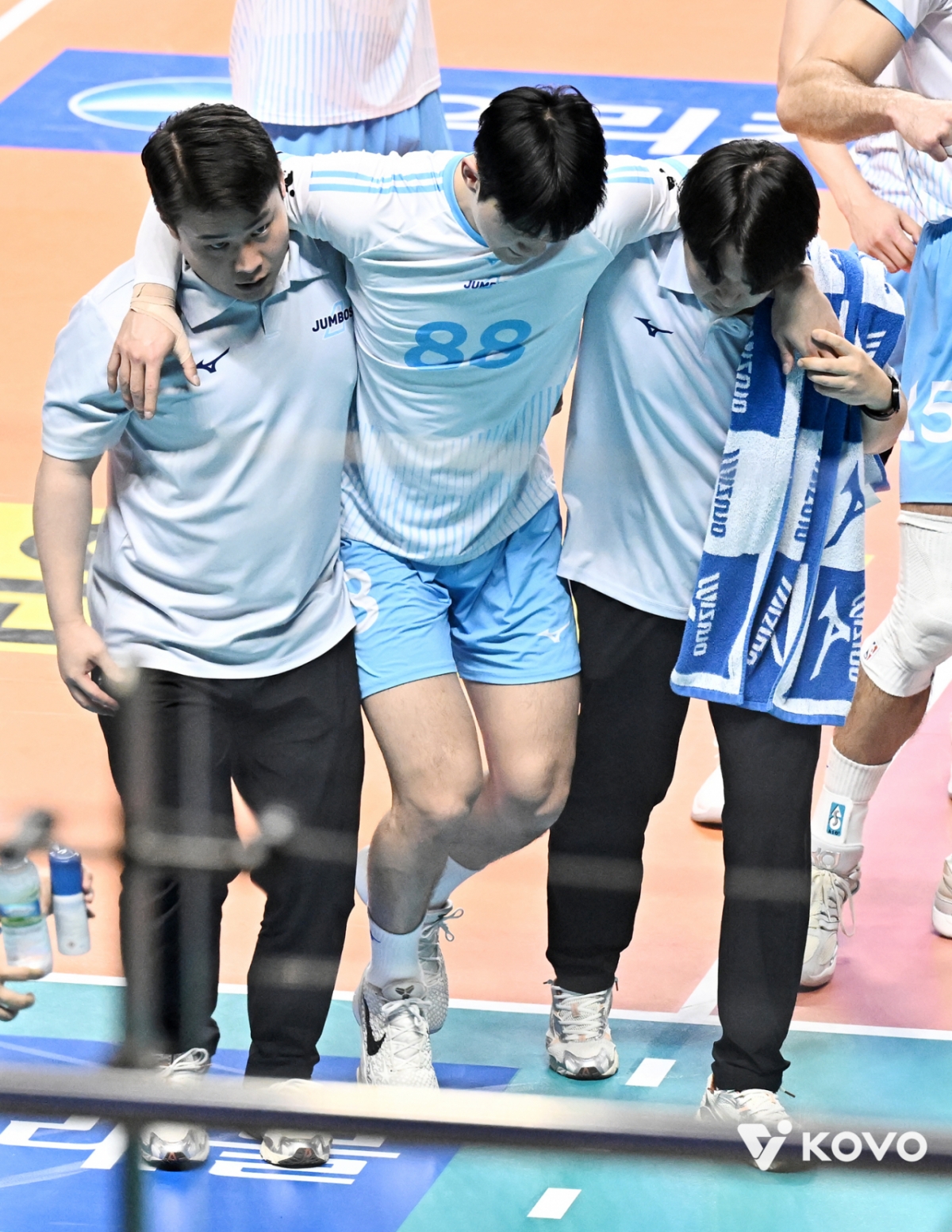 Lim Jae-young of Korean Air, who is being replaced by an injury during the Woori Card match on the 28th of last month. /Photo = Courtesy of the Korea Volleyball Federation