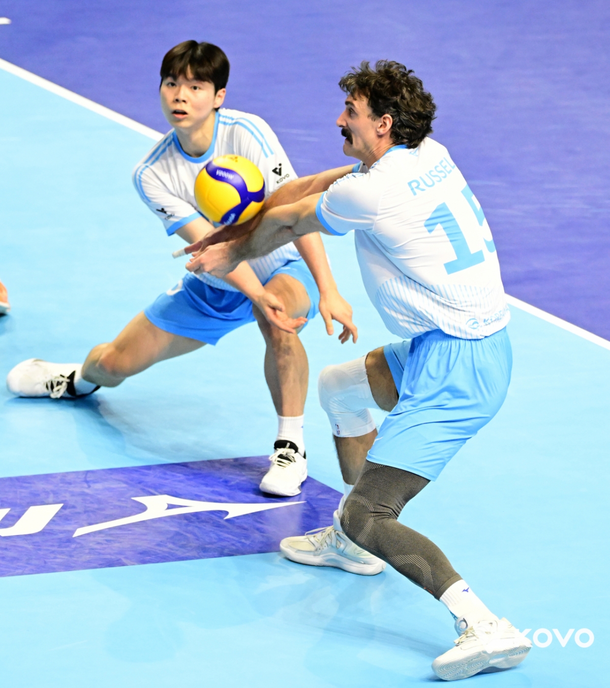 Russell (right) played as an outside heater in the Hyundai Capital match held at Gyeyang Gymnasium in Incheon on the 4th. /Photo = Courtesy of the Korea Volleyball Federation