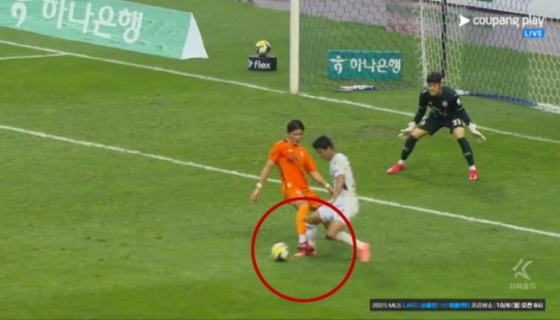 In the 39th minute of the 32nd round of Hana Bank K League 1 2025 between Jeju SK and Jeonbuk Hyundai at Jeju World Cup Stadium in October last year, Jeonbuk Hyundai's Jeon Jin-woo was caught by Jeju defender Jang Min-gyu in the penalty box. Referee Lee Dong-joon, however, did not declare a penalty, nor did an on-field review to confirm the penalty. The Korean Football Association's judging committee later concluded the scene with a mistrial. /Photo = Capture the broadcast screen 