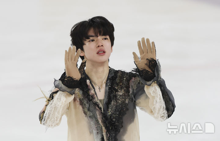 Cha Jun-hwan greets the crowd with his hands open after the performance. /Photo = Newsis