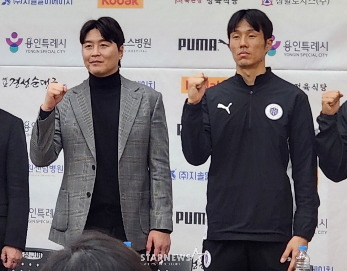 Lee Dong-gook (left) Yongin Technical Director and Seok Hyun-jun. /Photo = Reporter Park Geon-do