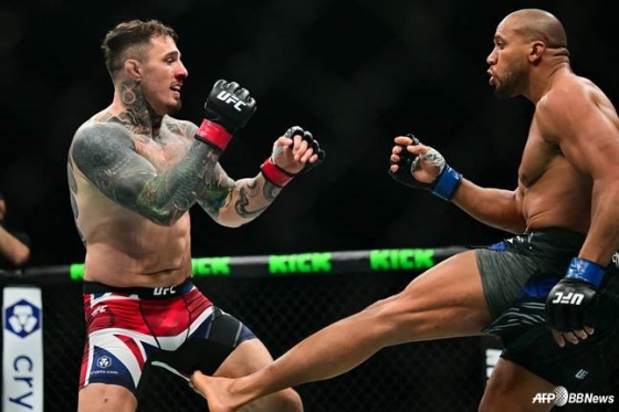 キリル·ガネ（右）とトム·アスピナルの試合中。/AFPBB News=ニュース1