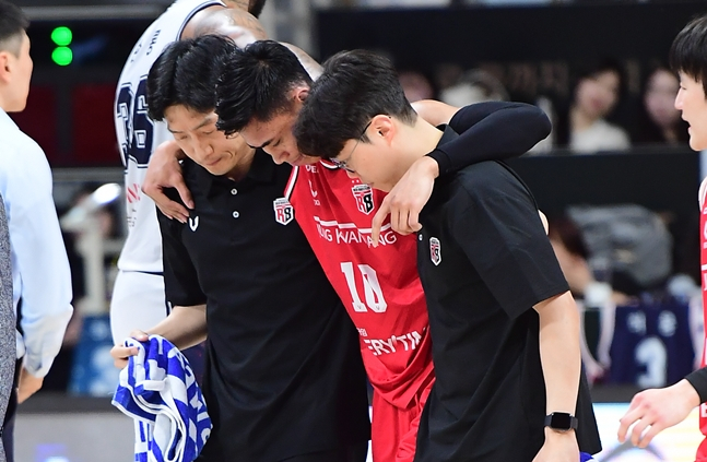 图为，韩半岛正从父侧走向长椅。 =照片:KBL