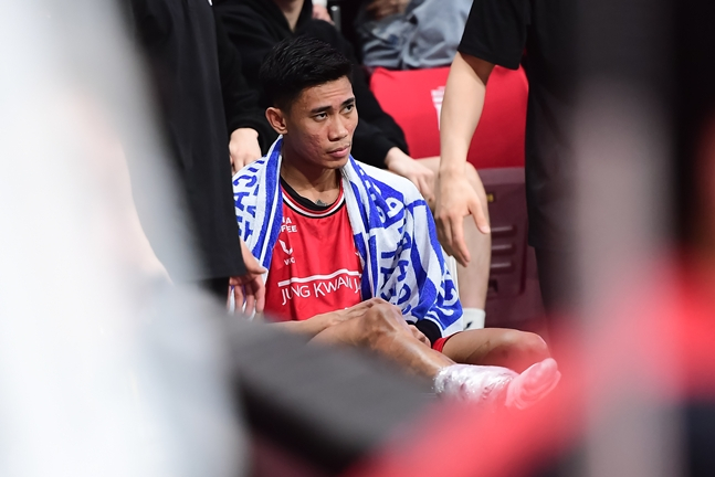 替补出局后坐在替补席上观看比赛的阿班。 =照片:KBL