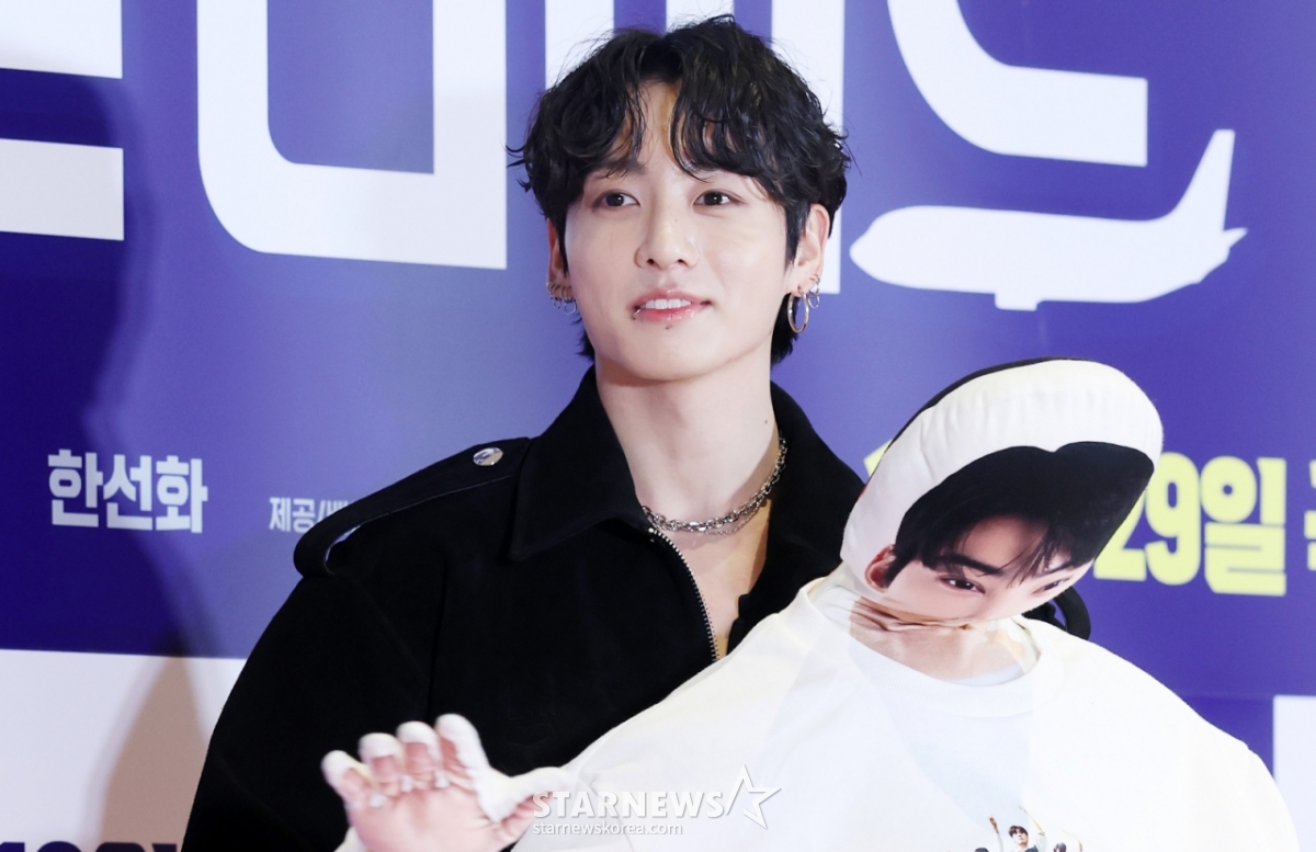 Group BTS (BTS) Jungkook poses on the red carpet for the VIP premiere of the movie "First Ride" at Lotte Cinema World Tower in Songpa-gu, Seoul on the 27th. /2025.10.27 / Photo = Kim Hwi-seon hwijpg@