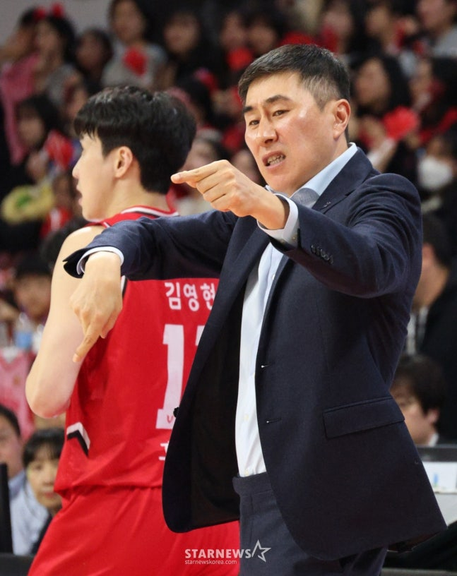 图为,4日正官庄战途中,正在下达作战指示的李相民教练。 =照片=金镇京。