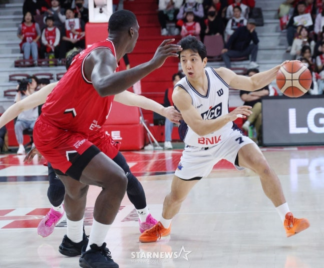 许勋(右)。 =照片=金镇京。