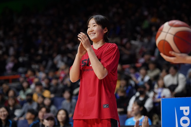 图为BNK金正恩正在参加三分球比赛。 =照片=WKBL提供。 
