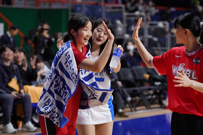 BNK金正恩（左）在完成三分球比赛后与李昭熙击掌。 =照片=WKBL提供。 