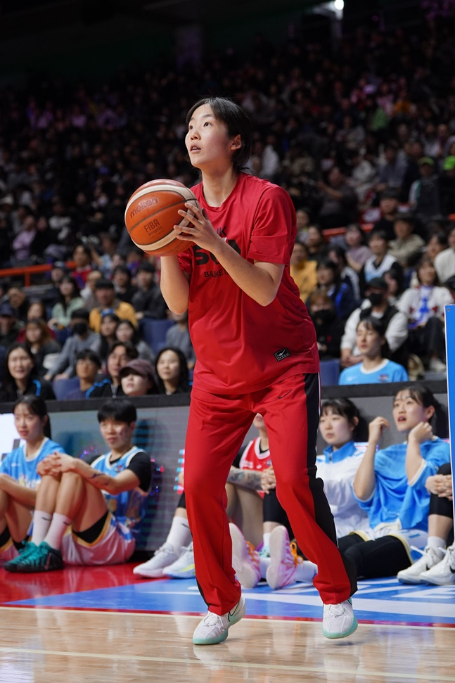 图为BNK金正恩正在参加三分球比赛。 =照片=WKBL提供。 