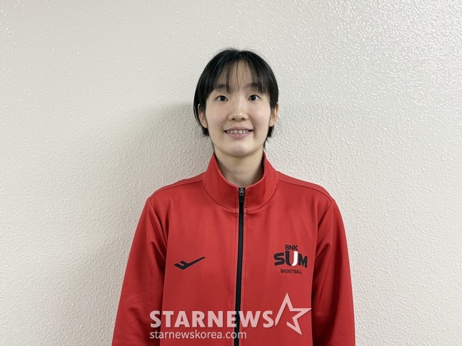 BNK金正恩正在接受明星新闻的采访。 =照片=梁正雄。 