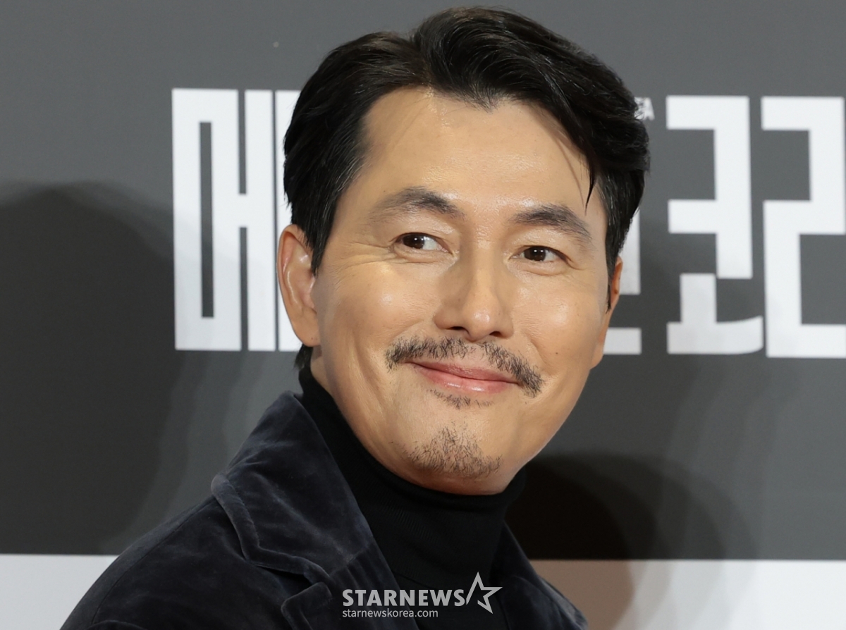 (首尔=新闻1)权铉辰记者=演员郑宇成15日出席了在首尔江南区COEX Megabox举行的迪士尼+原创系列《韩国制造》VIP试映会,并面带微笑。 《made in korea》讲述的是20世纪70年代以混乱和飞跃共存的大韩民国、以国家为收益模式想要登上财富和权力顶峰的男子汉白基泰(玄彬饰)和追踪到底的检察官张建英(郑宇成饰)面对贯通时代的巨大事件的故事。 2025.12.15/新闻1 Copyright©新闻1. Allrights reserved.禁止擅自转载和重新发布,禁止使用AI学习。 =照片=(首尔=新闻1)权铉辰。