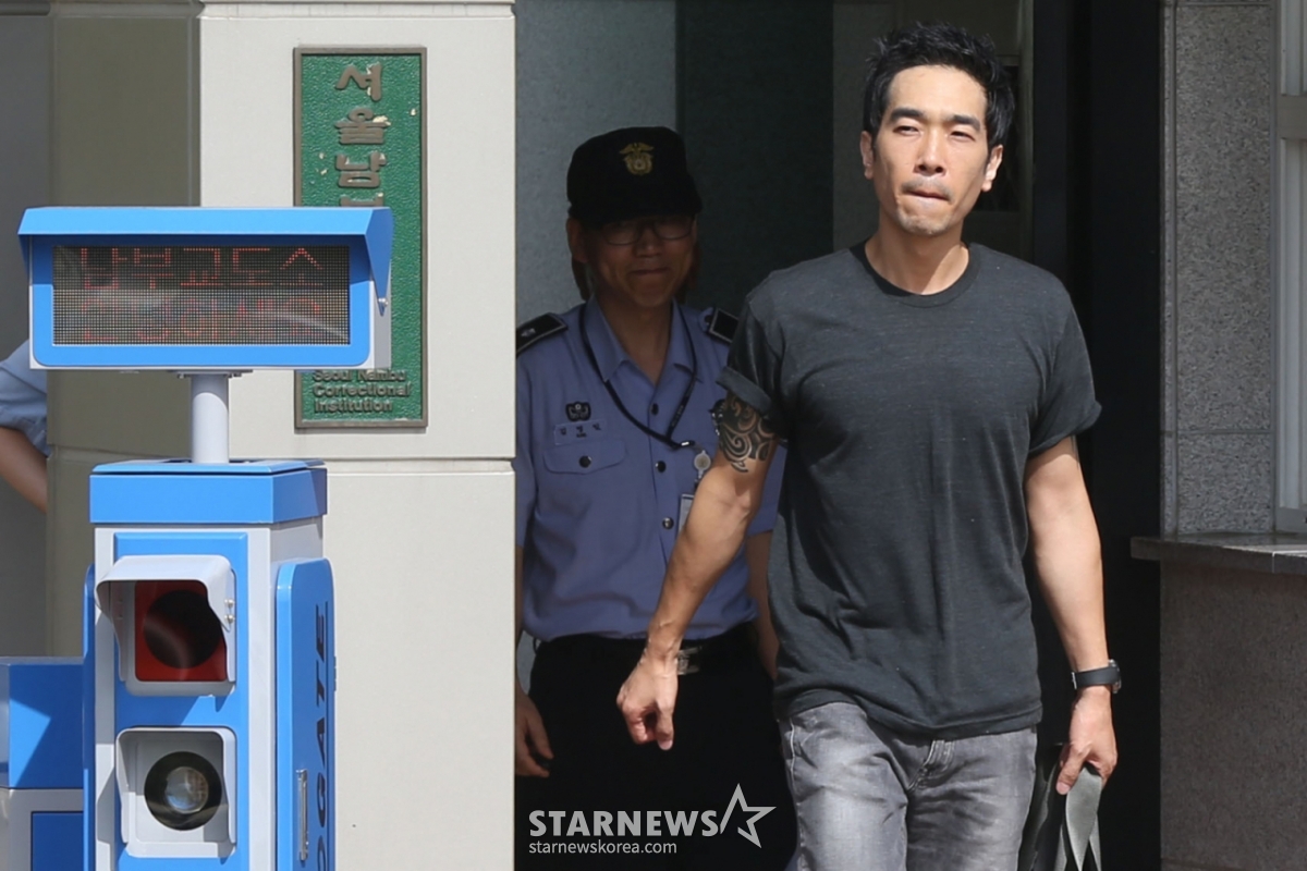 Ko Young-wook, a former member of the group Lula who was arrested on charges of sexual assault and sexual harassment by minors, is being released from prison after serving his sentence at the Seoul Southern Prison.  /Photo = Star News