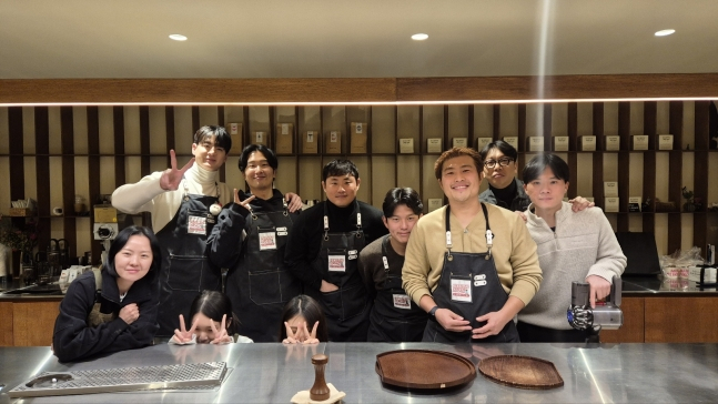 Lee Ji-young (3rd from right) Cho Hyung-woo, /photo = Courtesy of SSG Landers
