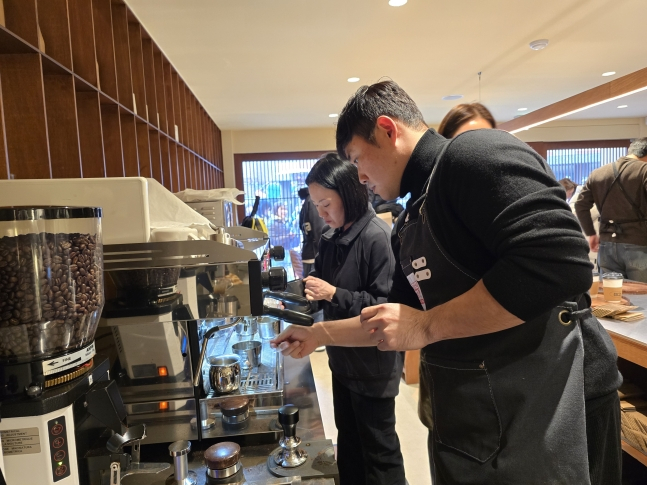 Lee Ji-young (right) is making coffee. /Photo = Courtesy of SSG Landers