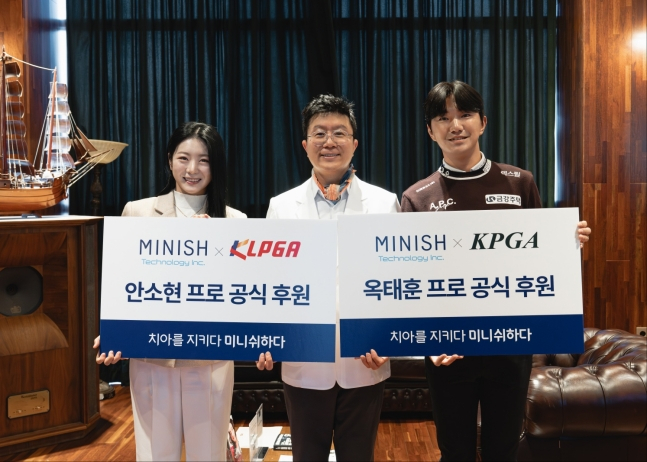 Ahn So-hyun (left) and Ok Tae-hoon signed a sponsorship contract with Minish Technology and are taking a commemorative photo with Minish Technology CEO Kang Jung-ho. /Photo = Courtesy of Next Sports