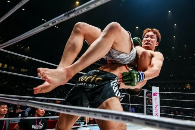 朝倉がシェイドゥラエフにスープレックスされている。 /写真=RIZIN公式SNS