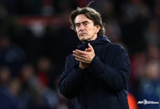 Tottenham Hotspur manager Thomas Frank applauds after the 16th round of the English Premier League (EPL) in the 2025-2026 season. /AFPBBNews=News1