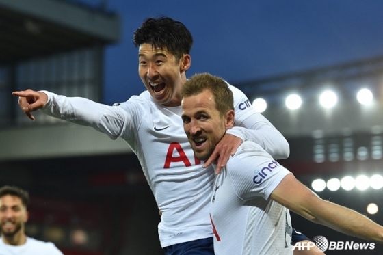 Son Heung-min (left) and Harry Kane. AFPBBNews=News1