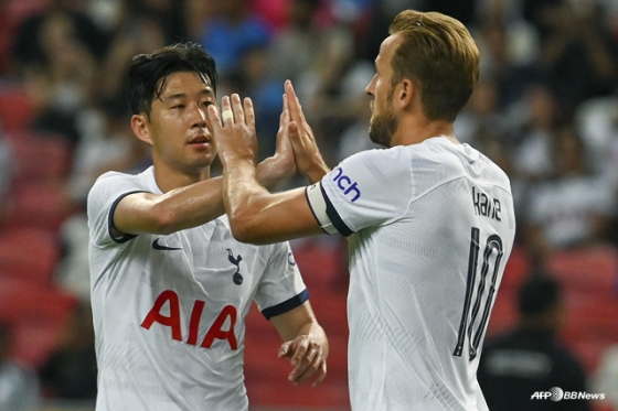 Son Heung-min (left) and Harry Kane during the Tottenham period. /AFPBBNews=News1