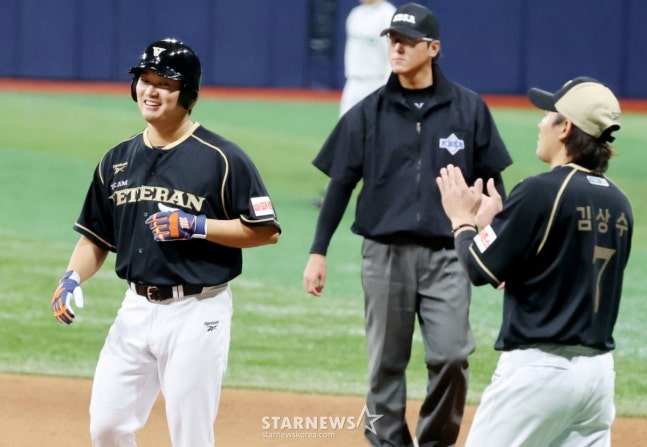 Ко Ву Сок (слева) продолжает свой шанс, сделав хит в конце седьмого иннинга "The Generation Match Match - Medica Korea", который состоялся в Gocheok Sky 30 ноября прошлого года. /Фото = Старший репортер Кан Ён Чжо