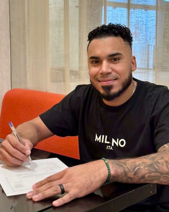 The image of Kia Castro signing a contract. /Photo = KIA Tigers