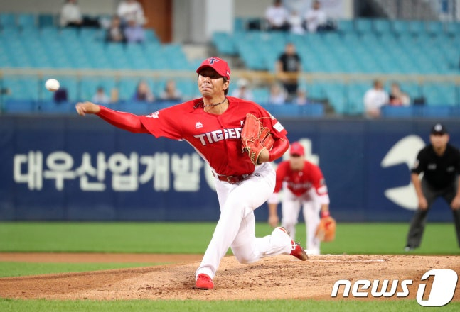 Lim Chang-yong pitched for the KIA Tigers in September of the 2018 season. He played in the 1,000th game of his professional career in Korea, the U.S. and Japan. /Photo = News 1