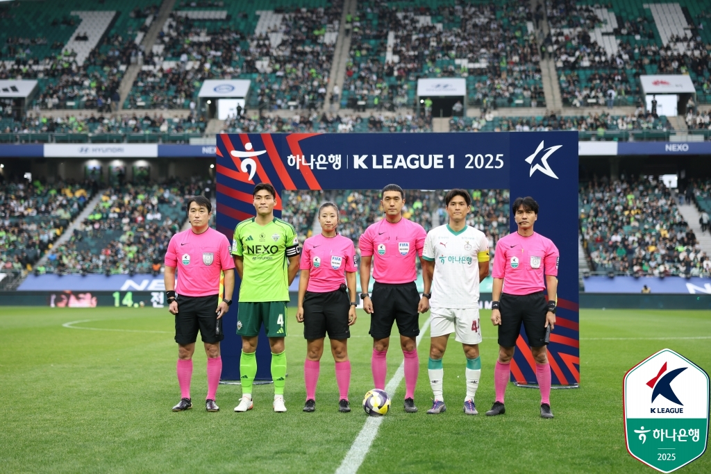 Kim Woo-sung (third right), who played a match between Jeonbuk Hyundai and Daejeon Hana Citizen in November last year. /Photo = Courtesy of the Korea Professional Football League
