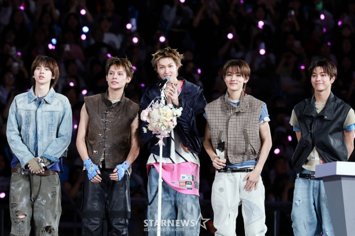 Nhóm nhạc Cortis đang phát biểu cảm nghĩ khi nhận được giải thưởng AAA Best Performance tại lễ trao giải Asia Artist Awards 2025, 10th Anniversary Asia Artist Awards 2025, 10th Anniversary Asia Artist Awards diễn ra tại sân vận động Quốc gia Cao Hùng vào ngày 6.  /Ảnh = Lim Sung Kyun tjdrbs23@