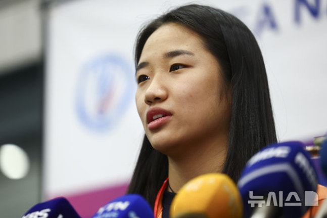 Ahn Se-young is returning home for an interview after winning the World Finals. /Photo = Newsis