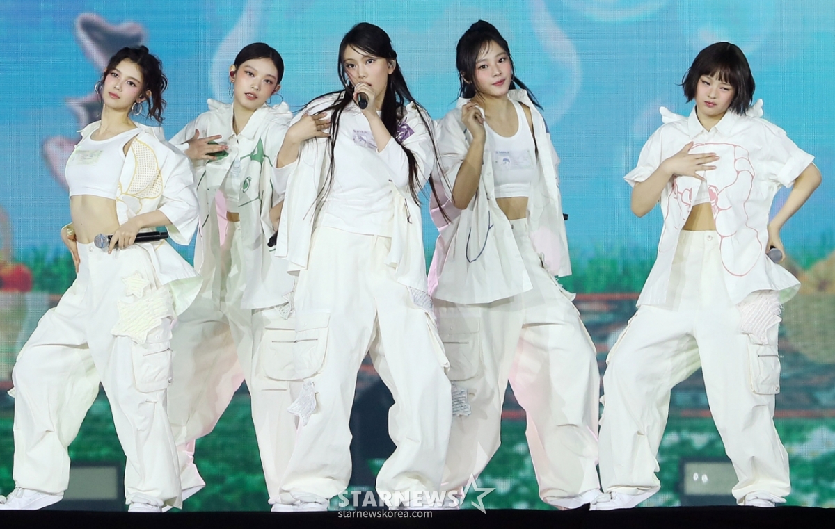 (From left) New Jeans Daniel Harin Hyein Minji Hani / Photo = Kim Changhyun Chmt@