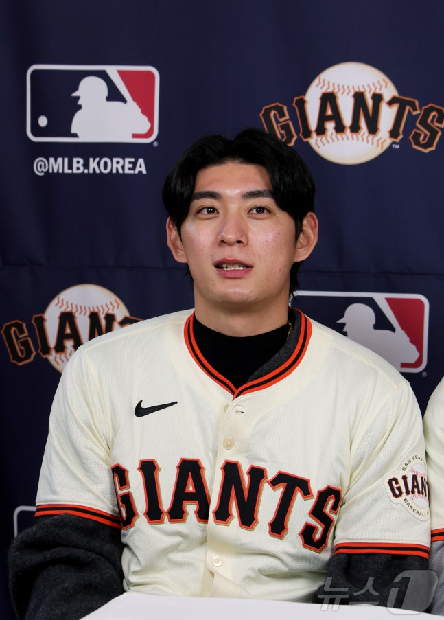  6日上午,美国职业棒球大联盟(MLB)旧金山巨人队的李正厚在首尔钟路区古典古宅迪托举行记者招待会。 =照片=共同采访。