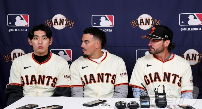  6日上午,美国职业棒球大联盟(MLB)旧金山巨人队的李正厚在首尔钟路区古典古宅迪托举行记者招待会。 =照片=共同采访。