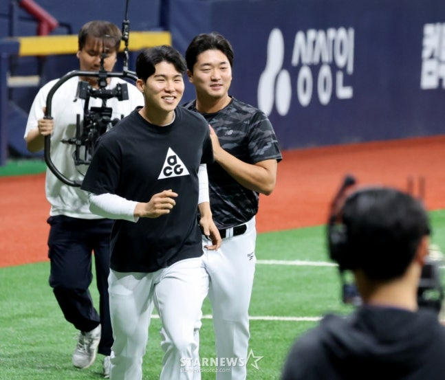 =高禹锡（左）和金惠成。