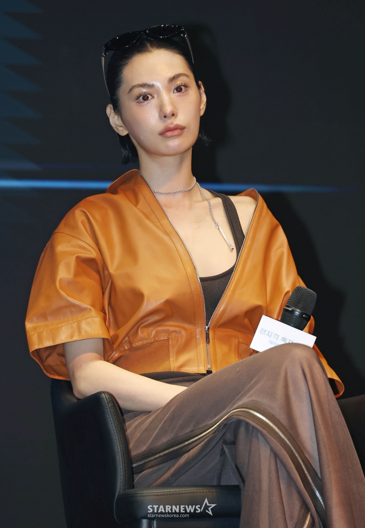 演员娜娜2日下午在首尔广津区YES24 Live Hall举行的电影《全知读者视角》表演秀上摆出造型,供记者们拍照。   在连载10年以上的小说完结的那天，小说中的世界成为现实的世界上唯一的读者"金读者"与小说的主人公"刘重赫"和同事们一起在灭亡的世界里生存的故事的幻想动作电影《全知读者视角》将于本月23日上映。 /2025.07.02/照片=李东勋 photoguy@