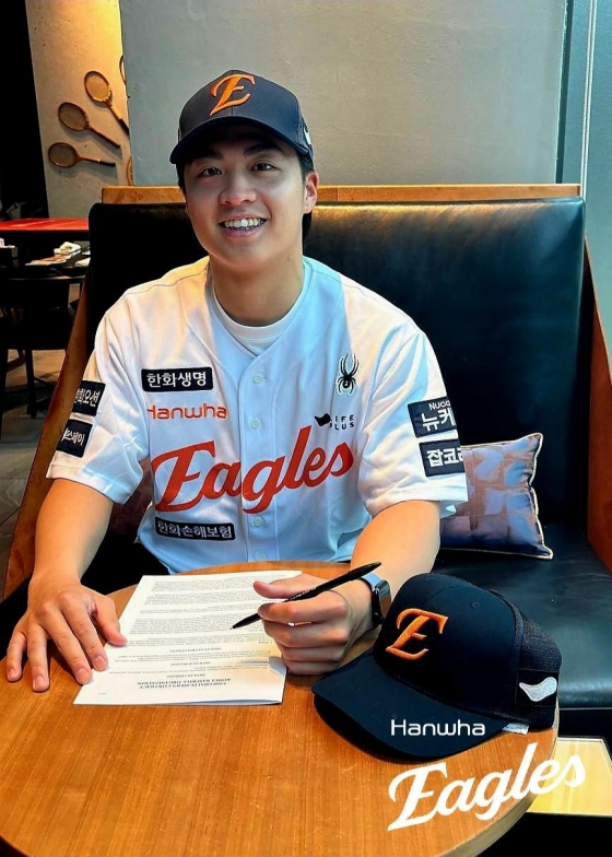 图为王艳成签约后的情景。 =韩华鹰队。 