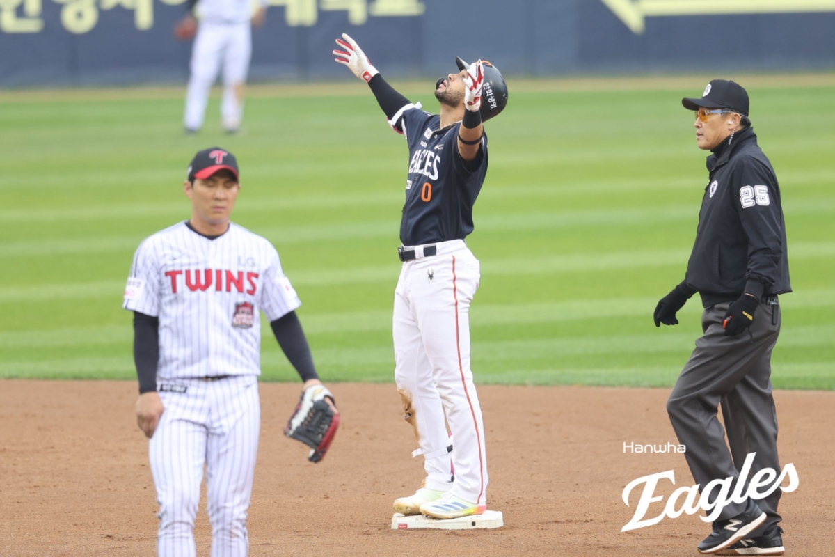 Luis Liberato (center) in his time playing for the Hanwha Eagles. /Photo = Courtesy of the Hanwha Eagles