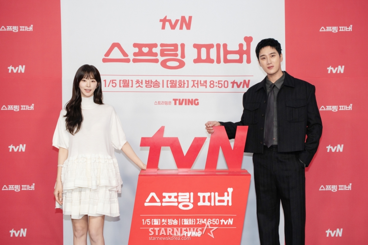 Actors Lee Joo-bin and Ahn Bo-hyun pose at the online production presentation of tvN's drama "Spring Fever" on December 29, 2025. /photo courtesy of =tvN /2025.12.29 / Photo =Kim Hwi-seon hwijpg@