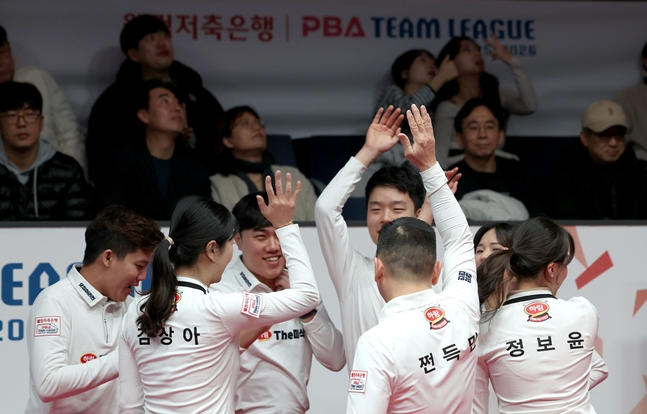 Harim's team is happy after catching the game on the 6th. /Photo = PBA