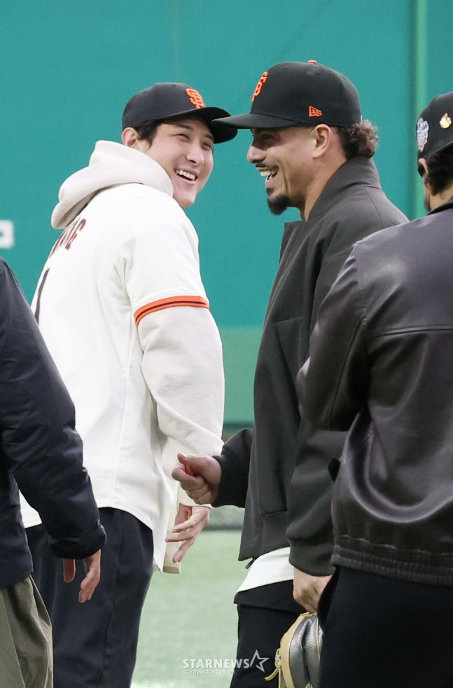 Đội bóng chày chuyên nghiệp San Francisco Giants tại Major League Baseball (MLB) của Mỹ đã mời hơn 60 cầu thủ trường trung học Whimoon và Duksu đến tổ chức một phòng khám bóng chày vào ngày 7 tại Công viên LG Champions Park ở Icheon, Gyeonggi-do.  Adams và Hwang Jae Kyun đang chia đội để hướng dẫn huấn luyện phòng ngự của các cầu thủ và cá cược.  Chủ tịch Larry Bear, giám đốc Buster Position, đạo diễn Tony Vitello, Lee Jung Hoo, William Adams, Hwang Jae Kyun đã tham dự sự kiện này. /Ảnh = Người chờ đợi Kim Jin Kyung